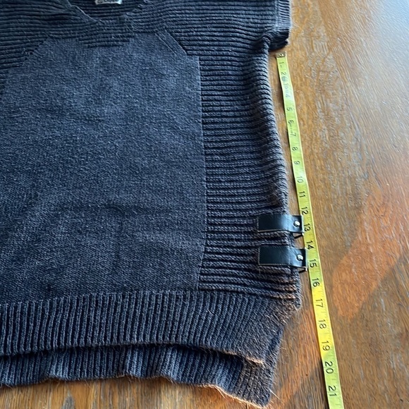 Cupshe short sleeve sweater buckles on side ribbed detail on sides and back - Picture 9 of 12